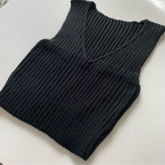 JORESS, BLACK SLEEVELESS TOP, CROP TOP, XS (2) V NECK - Picture 5 of 8